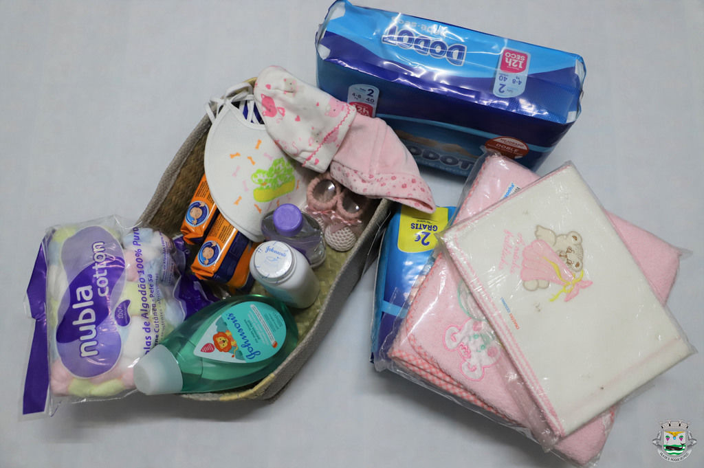 Câmara Municipal de São Roque do Pico entregou 12 cestas de natalidade