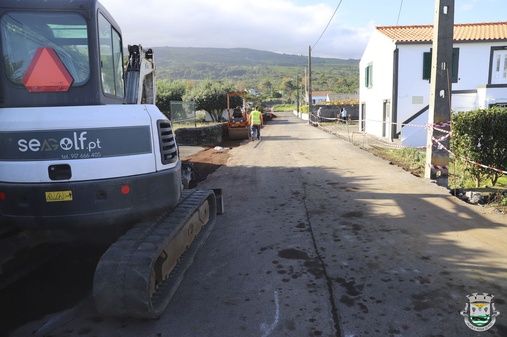 Prolongamento da rede de abastecimento de água e alargamento de rua em Santo António
