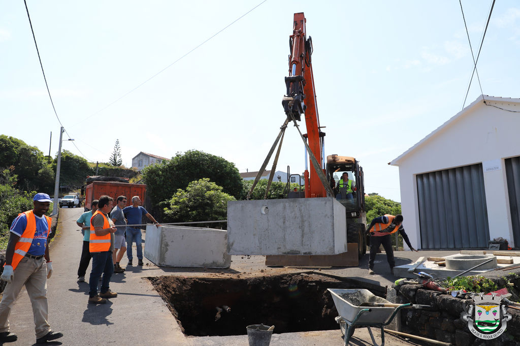 Câmara de São Roque instala caixa de perda de carga em Santo António