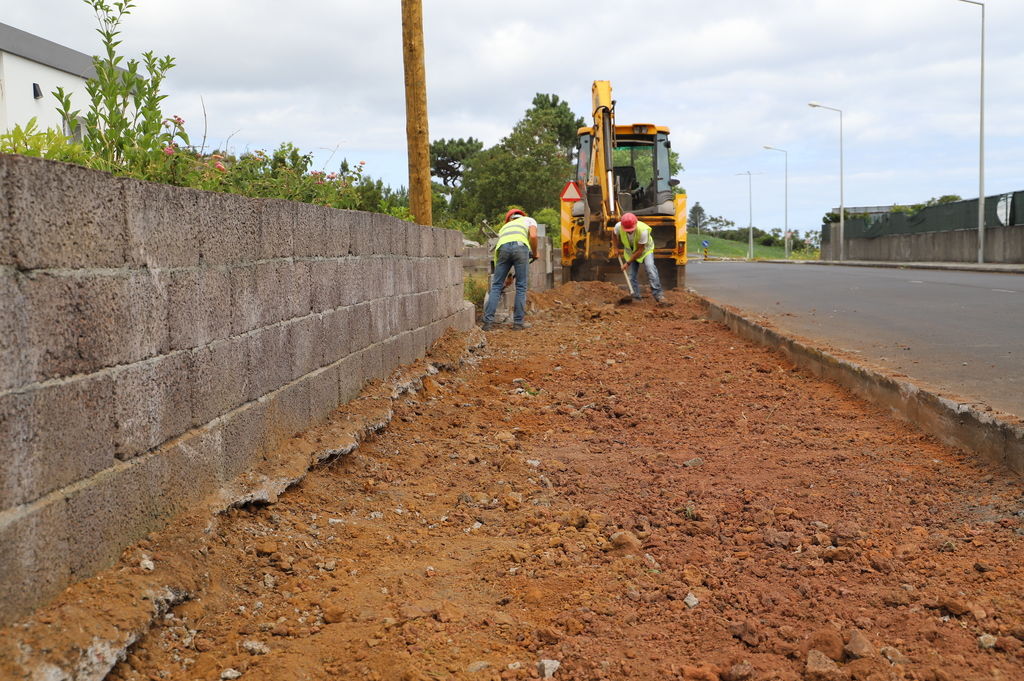 Requalificação de passeios e muros na Avenida António Simas da Costa