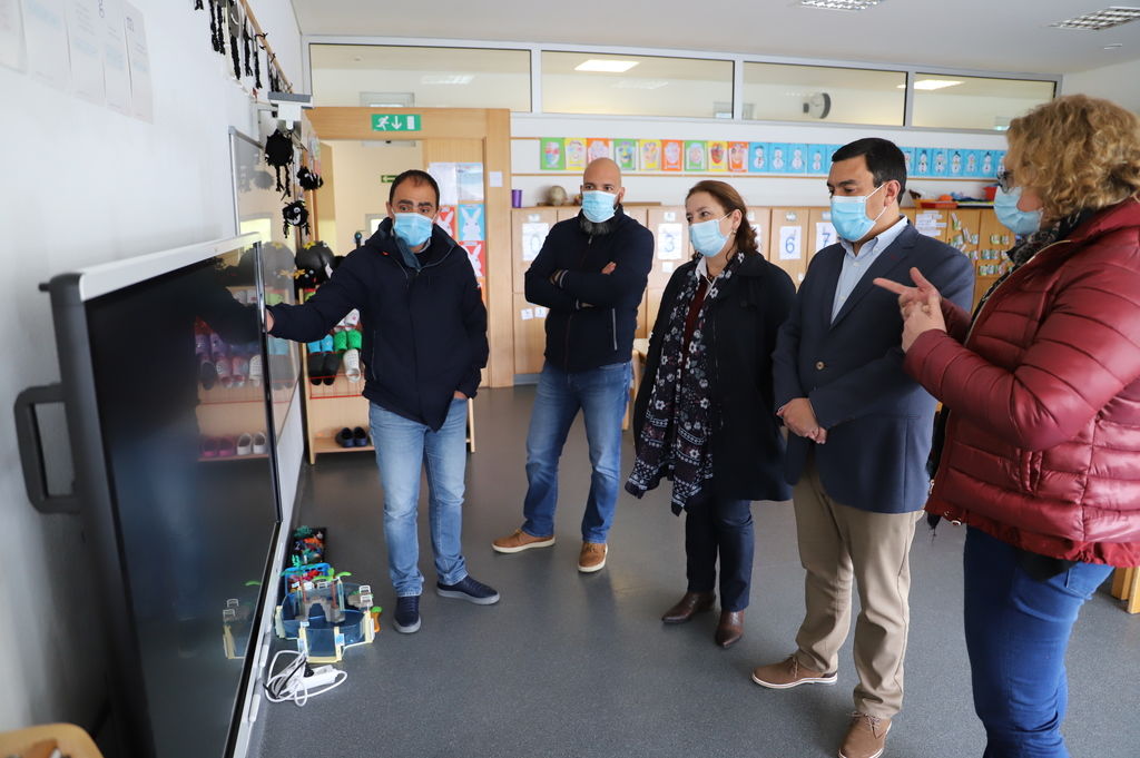 Escola Básica e Secundária de São Roque do Pico equipada com Smart Boards