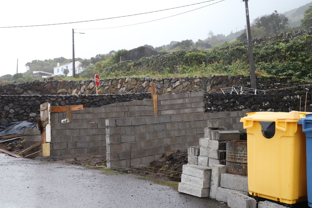 Nicho para contentores de resíduos em construção na freguesia de Santo Amaro