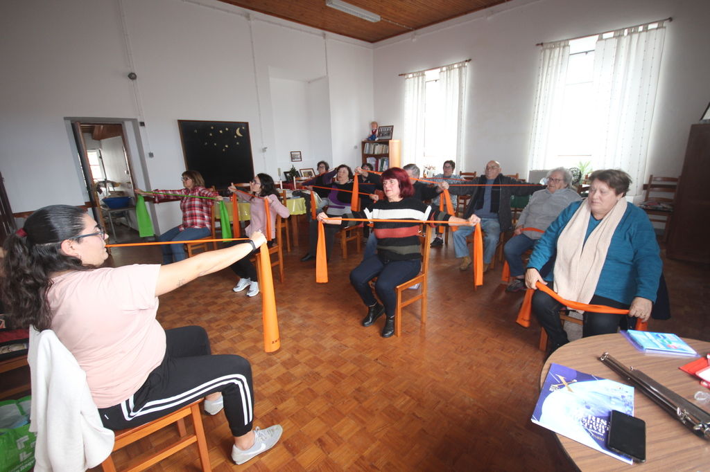 Programa de incentivo à atividade física abrange mais de 70 idosos e crianças