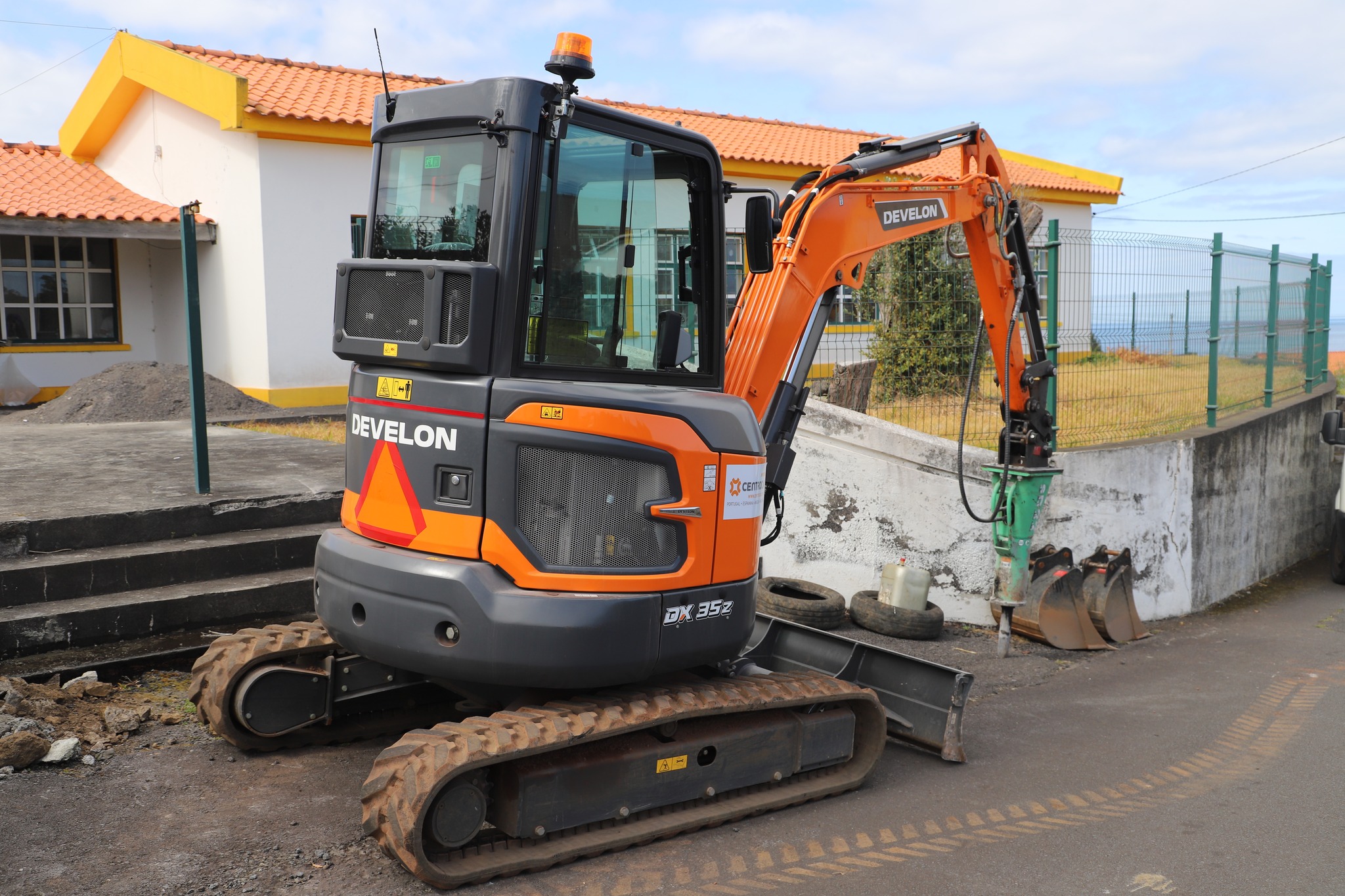 Autarquia de São Roque do Pico adquire mini escavadora e camioneta