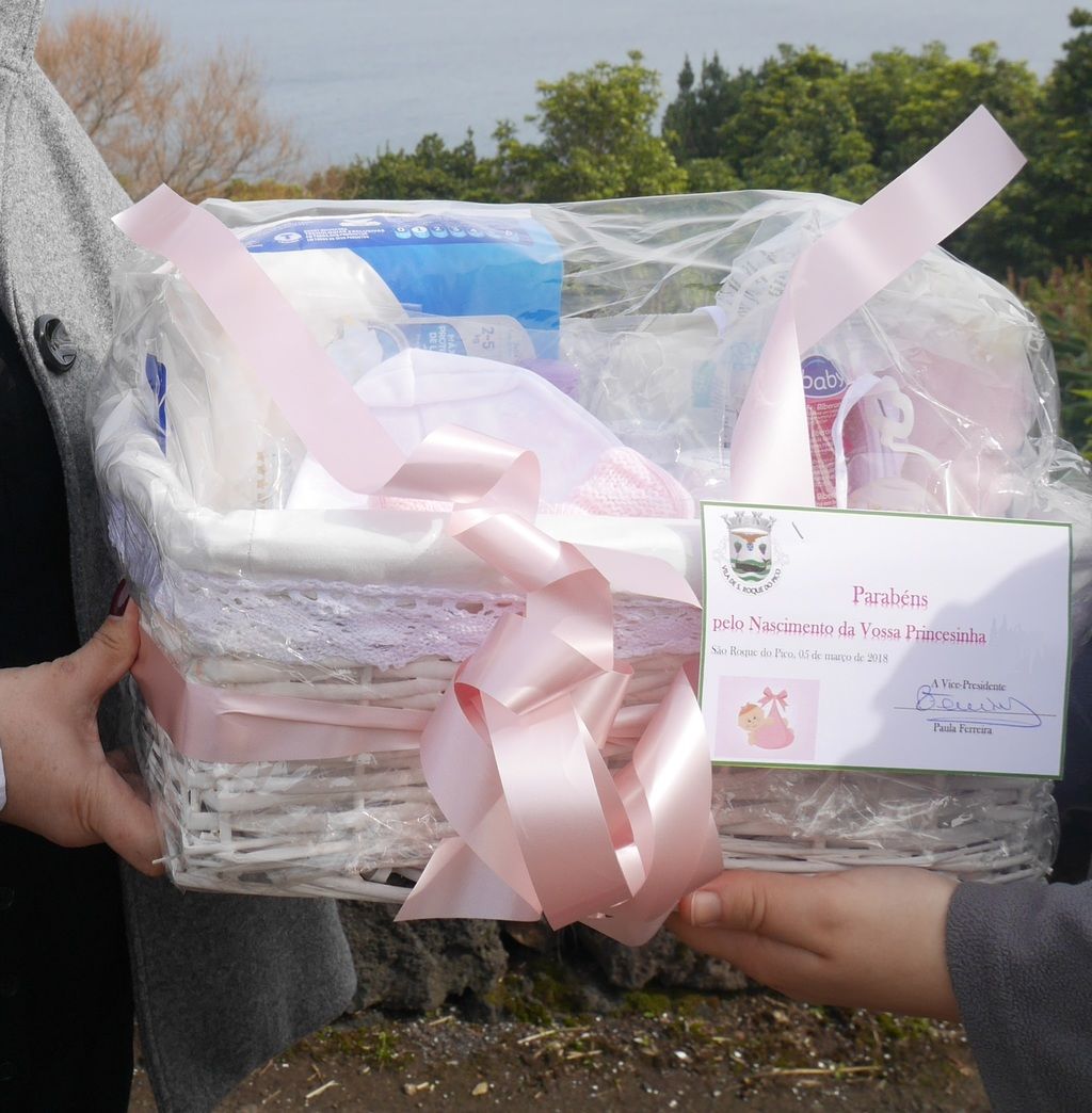 Autarquia entrega os primeiros cabazes de apoio à natalidade