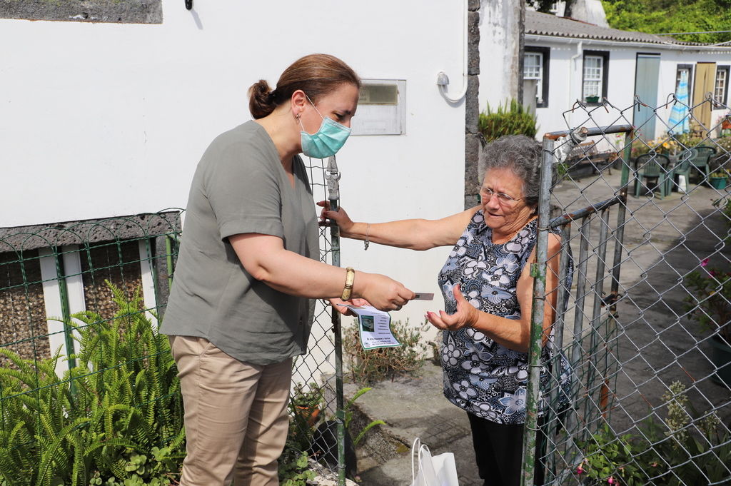 Câmara de São Roque do Pico entrega máscaras e produtos de desinfeção a idosos