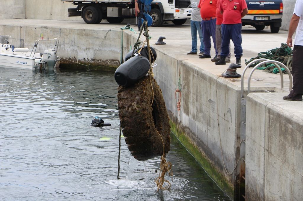 Limpeza subaquática no porto comercial de São Roque do Pico